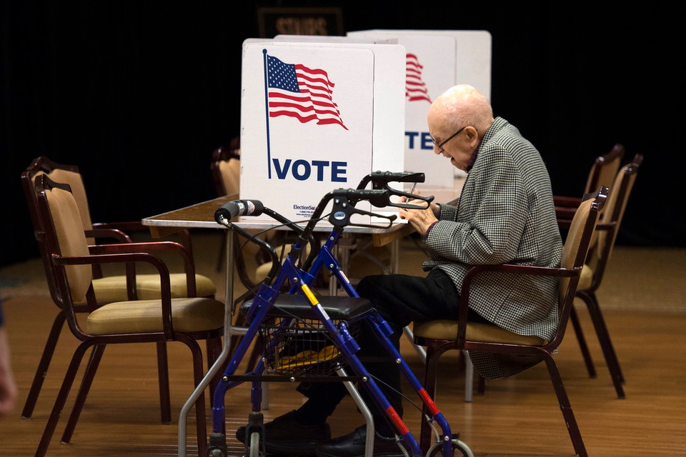 Cử tri Mỹ bỏ phiếu tại một địa điểm bầu cử ở Fairfax, bang Virginia. (Ảnh: THX/TTXVN)