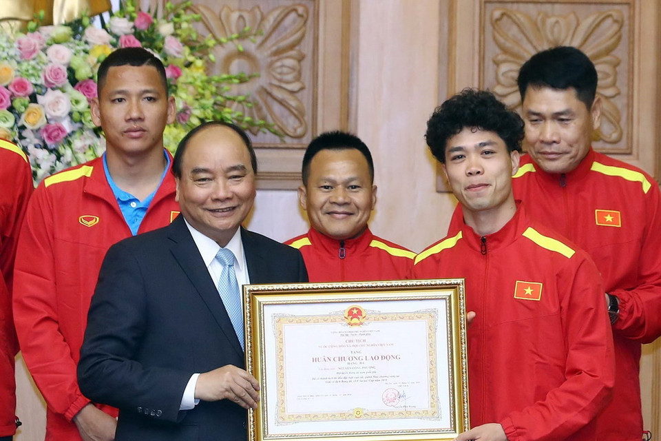 Thủ tướng Nguyễn Xuân Phúc trao tặng Huân chương Lao động hạng ba cho cầu thủ Công Phượng. (Ảnh: Thống Nhất/TTXVN)