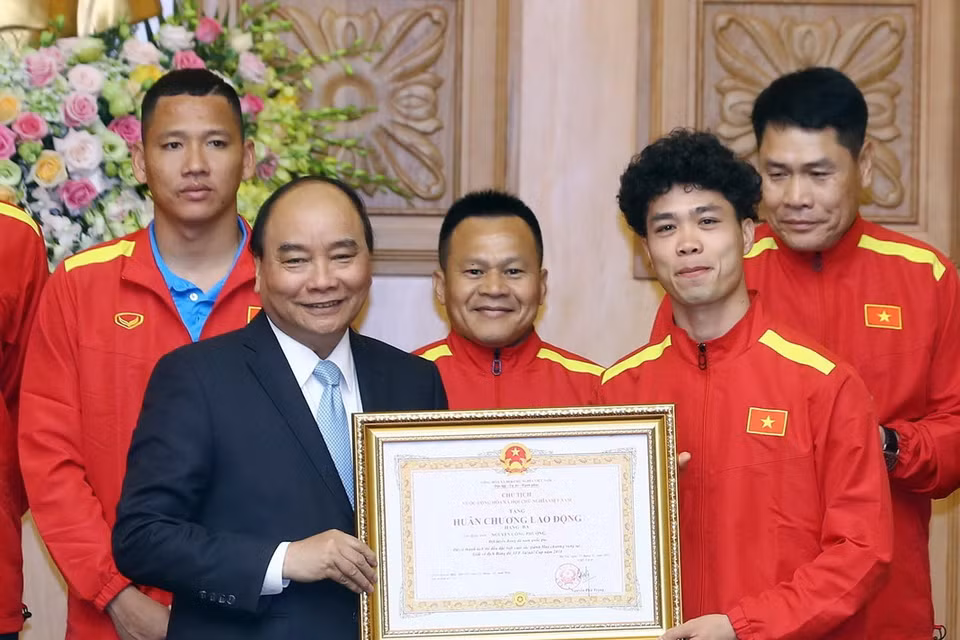 Thủ tướng Nguyễn Xuân Phúc trao tặng Huân chương Lao động hạng ba cho cầu thủ Công Phượng. (Ảnh: Thống Nhất/TTXVN)
