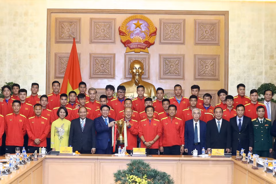 Thủ tướng Nguyễn Xuân Phúc, các đại biểu và đội tuyển. (Ảnh: Thống Nhất/TTXVN)