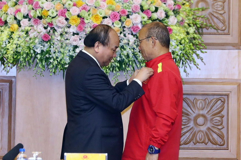 Thủ tướng Nguyễn Xuân Phúc trao tặng Huân chương Hữu nghị của Chủ tịch nước cho ông Park Hang-seo Huấn luyện viên trưởng Đội tuyển bóng đá nam Quốc gia. (Ảnh: Thống Nhất/TTXVN)