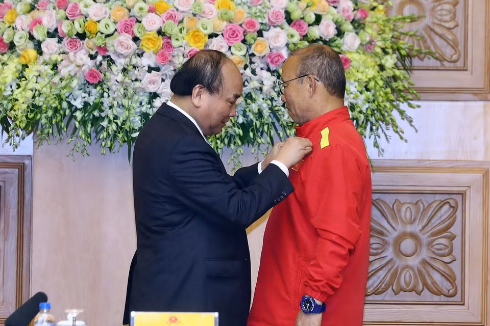Thủ tướng Nguyễn Xuân Phúc trao tặng Huân chương Hữu nghị của Chủ tịch nước cho ông Park Hang-seo Huấn luyện viên trưởng Đội tuyển bóng đá nam Quốc gia. (Ảnh: Thống Nhất/TTXVN)