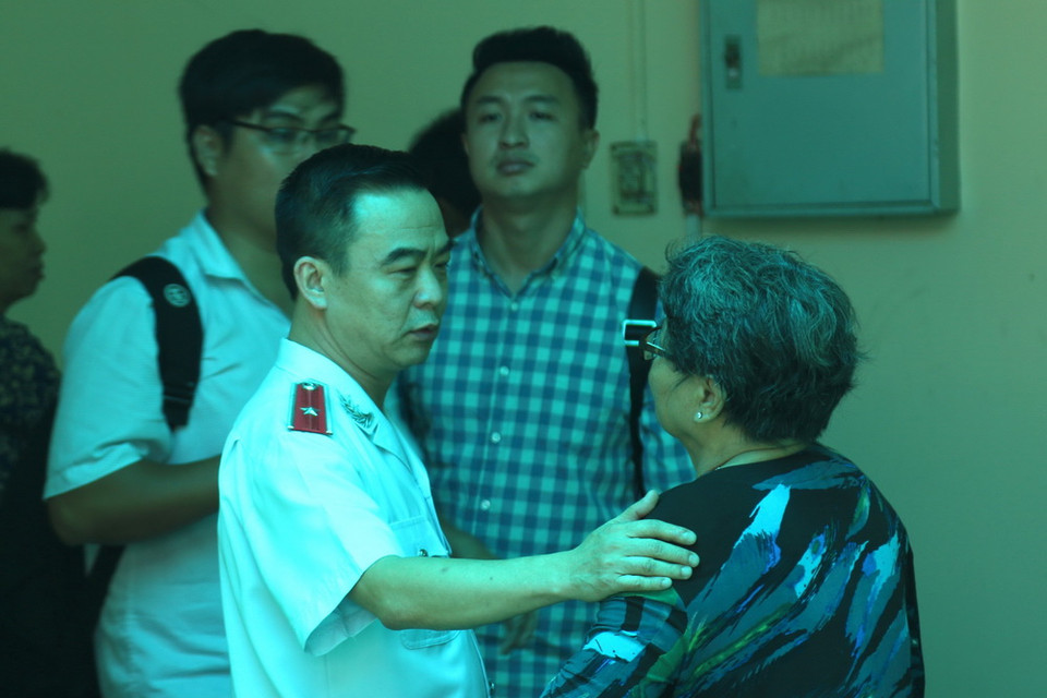 Ông Nguyễn Hồng Điệp, Trưởng Ban tiếp dân Trung ương (Thanh tra Chính phủ) trao đổi với người dân Thủ Thiêm. (Ảnh: Trần Xuân Tình/TTXVN)