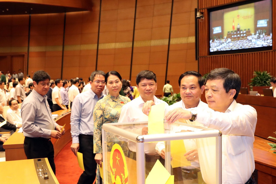 Các đại biểu Quốc hội bỏ phiếu bầu Chủ tịch nước. (Ảnh: Trọng Đức/TTXVN)