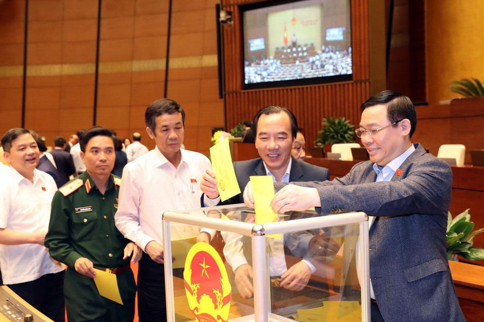 Các đại biểu Quốc hội bỏ phiếu bầu Chủ tịch nước. (Ảnh: Trọng Đức/TTXVN)