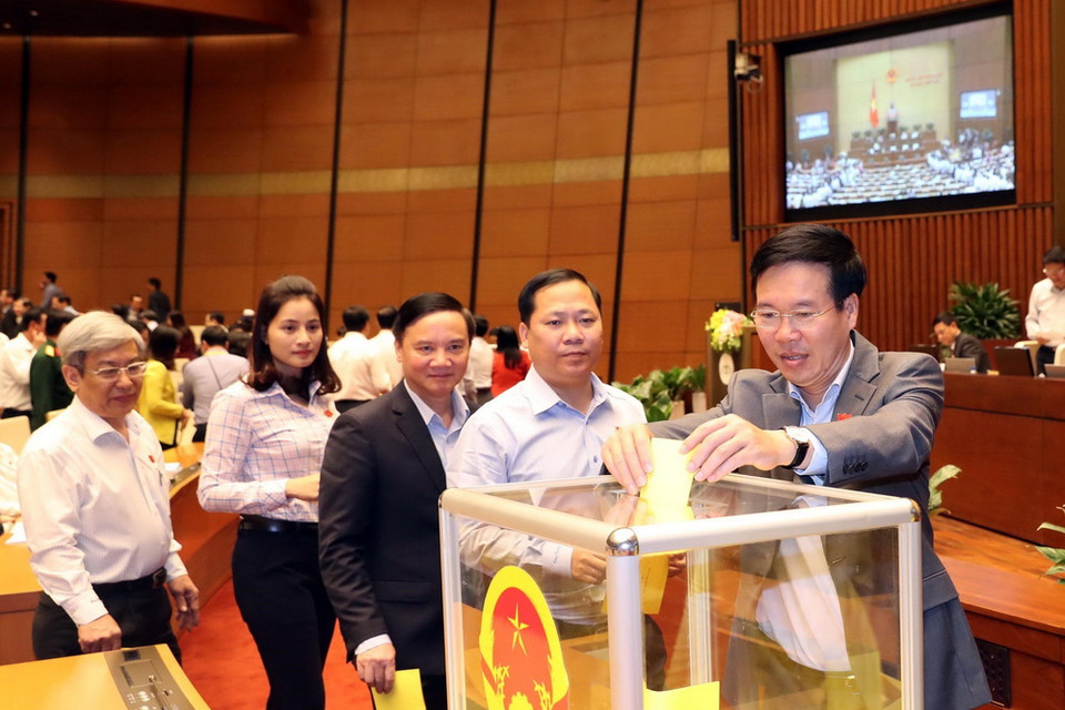 Các đại biểu Quốc hội bỏ phiếu bầu Chủ tịch nước. (Ảnh: Trọng Đức/TTXVN)