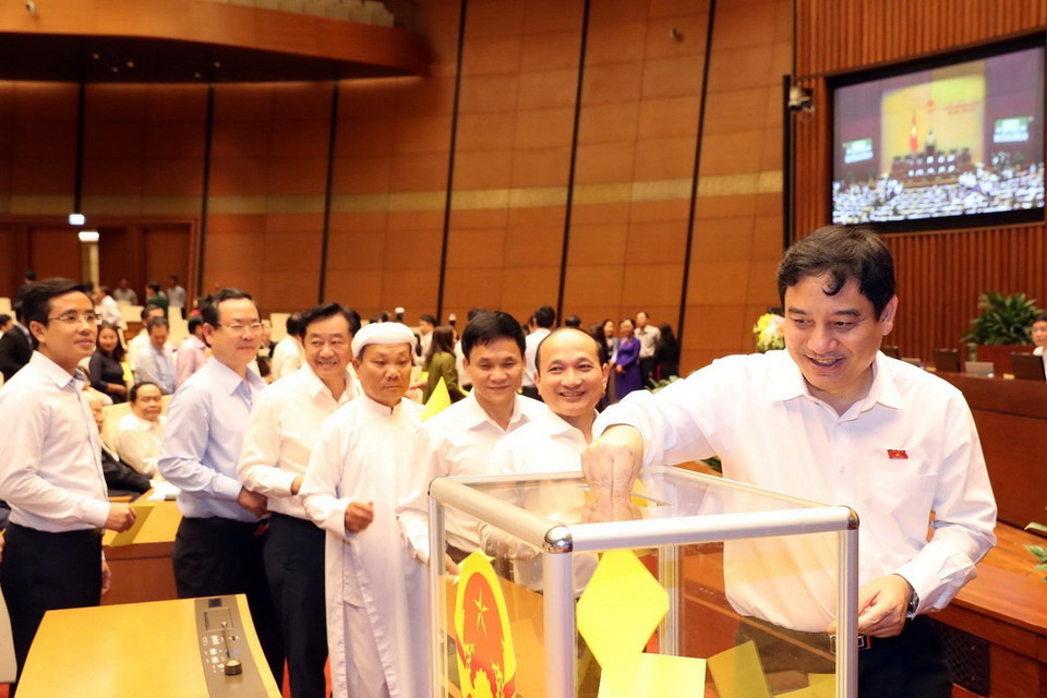 Các đại biểu Quốc hội bỏ phiếu bầu Chủ tịch nước. (Ảnh: Trọng Đức/TTXVN)