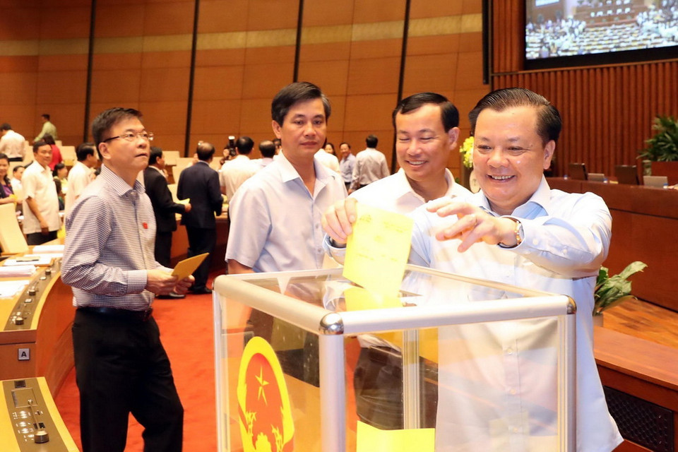 Các đại biểu Quốc hội bỏ phiếu bầu Chủ tịch nước. (Ảnh: Trọng Đức/TTXVN)