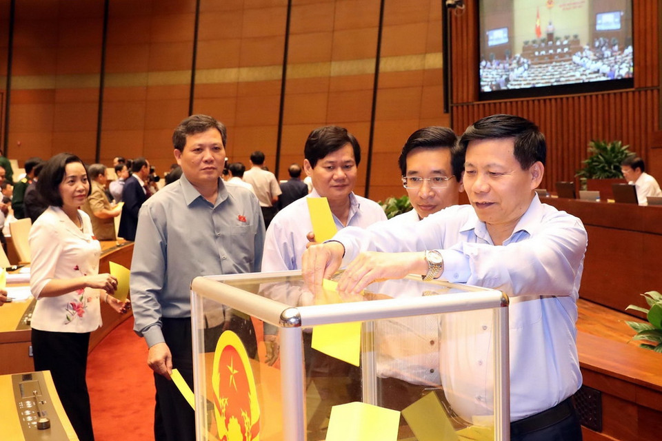 Các đại biểu Quốc hội bỏ phiếu bầu Chủ tịch nước. (Ảnh: Trọng Đức/TTXVN)