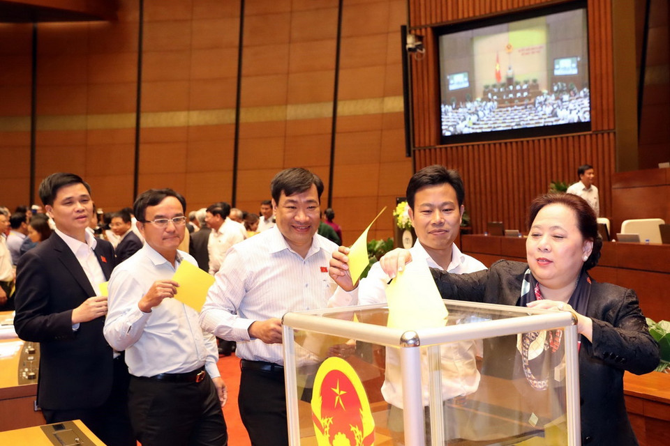 Các đại biểu Quốc hội bỏ phiếu bầu Chủ tịch nước. (Ảnh: Trọng Đức/TTXVN)