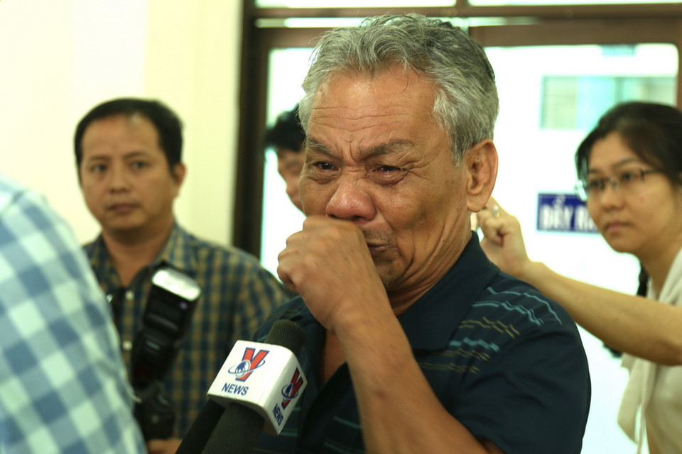 Ông Nguyễn Văn Thạch nghẹn ngào kể về việc thu hồi đất sai quy định. (Ảnh: Trần Xuân Tình/TTXVN)