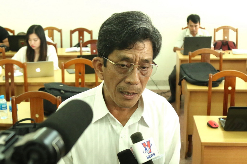 Ông Lê Văn Lung, người có đất bị thu hồi sai bày tỏ quan điểm tại buổi tiếp dân. (Ảnh: Trần Xuân Tình/TTXVN)