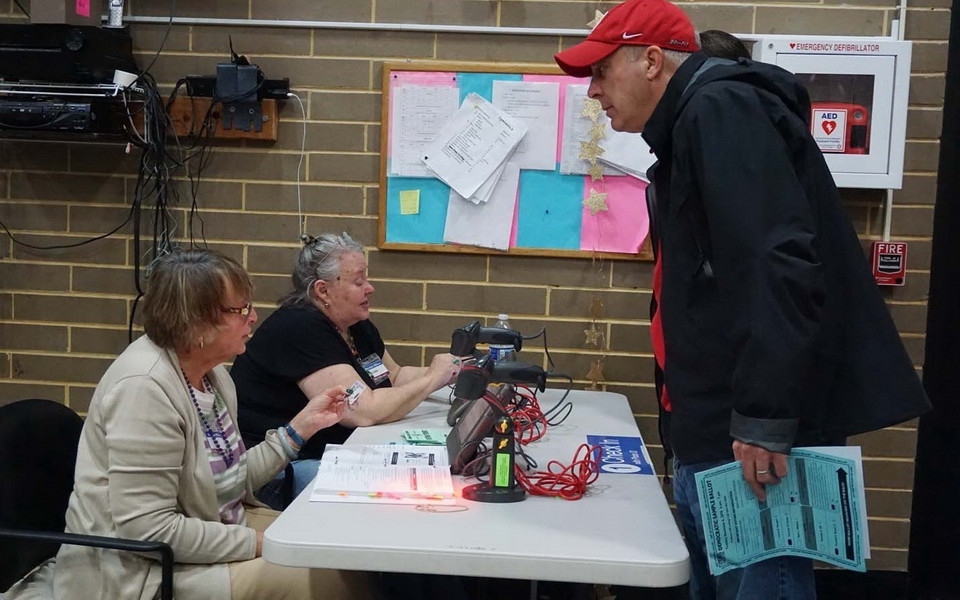 Kiểm tra căn cước công dân (ID) của cử tri tại một địa điểm bỏ phiếu ở bang Virginia. (Ảnh: Đặng Huyền/TTXVN)