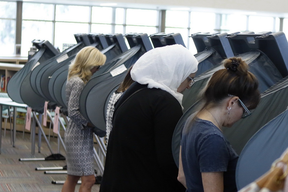 Cử tri Mỹ bỏ phiếu bầu Quốc hội giữa nhiệm kỳ tại điểm bầu cử ở Houston, Texas. (Ảnh: THX/TTXVN)