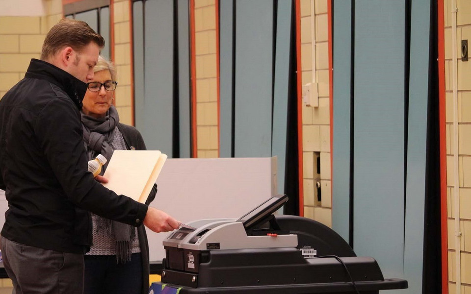 Cử tri Mỹ bỏ phiếu ở một địa điểm bỏ phiếu tại bang Virginia. (Ảnh: Đặng Huyền/TTXVN)