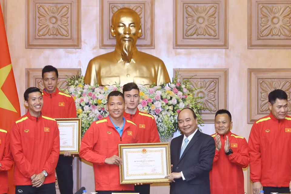 Thủ tướng Nguyễn Xuân Phúc trao tặng Huân chương lao động Hạng Ba cho cầu thủ Anh Đức. (Ảnh: Thống Nhất/TTXVN)