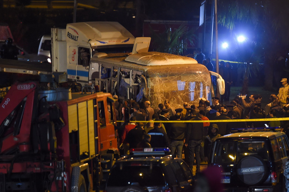 Ba du khách Việt Nam đã thiệt mạng và 10 người bị thương khi một thiết bị nổ tự chế được kích hoạt ven đường vào thời điểm chiếc xe buýt chở 14 du khách Việt Nam đang di chuyển trên tuyến phố El-Maryoutiya thuộc quận Haram, tỉnh Giza, nơi có quần thể Kim tự tháp nổi tiếng của Ai Cập. (Nguồn: AFP/TTXVN)