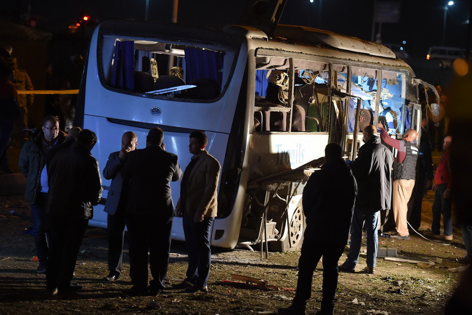 Lực lượng chức năng điều tra tại hiện trường vụ đánh bom xe khách ở quận Haram, tỉnh Giza, Ai Cập tối 28/12/2018. (Nguồn: AFP/TTXVN)