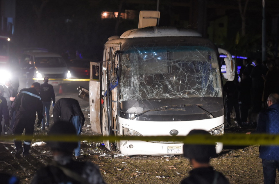 Lực lượng chức năng điều tra tại hiện trường vụ đánh bom xe khách ở quận Haram, tỉnh Giza, Ai Cập tối 28/12/2018. (Nguồn: AFP/TTXVN)