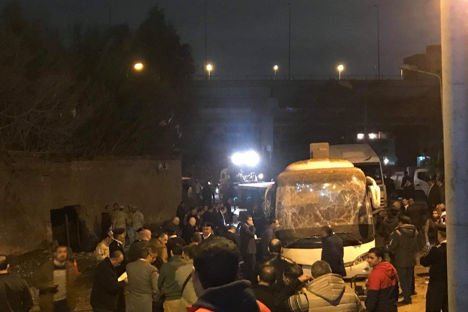 Lực lượng chức năng điều tra tại hiện trường vụ đánh bom xe khách ở quận Haram, tỉnh Giza, Ai Cập tối 28/12/2018. (Nguồn: THX/TTXVN)