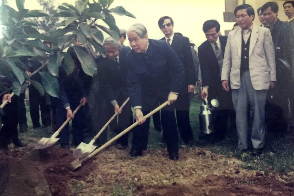 Nguyên Tổng Bí thư Đỗ Mười trồng cây đa lưu niệm tại trụ sở Ủy ban Nhân dân xã Đông Mỹ, huyện Thanh Trì, Hà Nội (năm 1996). (Ảnh: TTXVN)