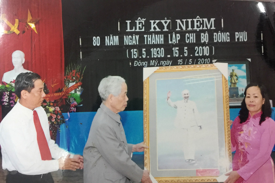 Nguyên Tổng Bí thư Đỗ Mười trao tặng bức ảnh Bác Hồ cho Chi bộ Đông Phù, xã Đông Mỹ, huyện Thanh Trì, Hà Nội nhân kỷ niệm 80 năm ngày thành lập (năm 2010). (Ảnh: TTXVN)