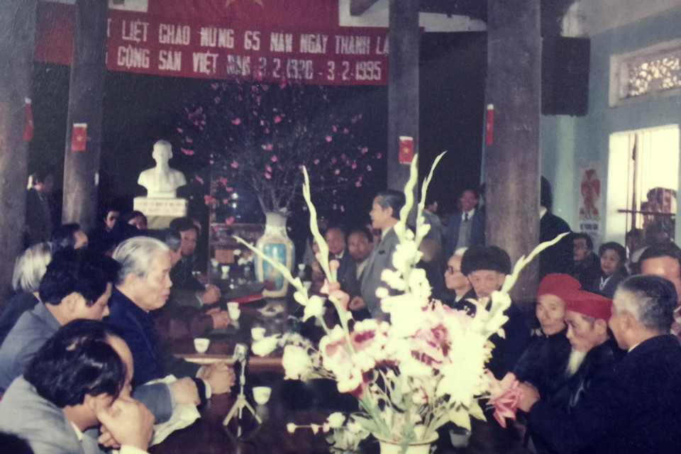 Nguyên Tổng Bí thư Đỗ Mười thăm Đảng bộ xã Đông Mỹ (năm 1995), nhân kỷ niệm 65 năm Ngày thành lập Đảng Cộng sản Việt Nam. (Ảnh: TTXVN)