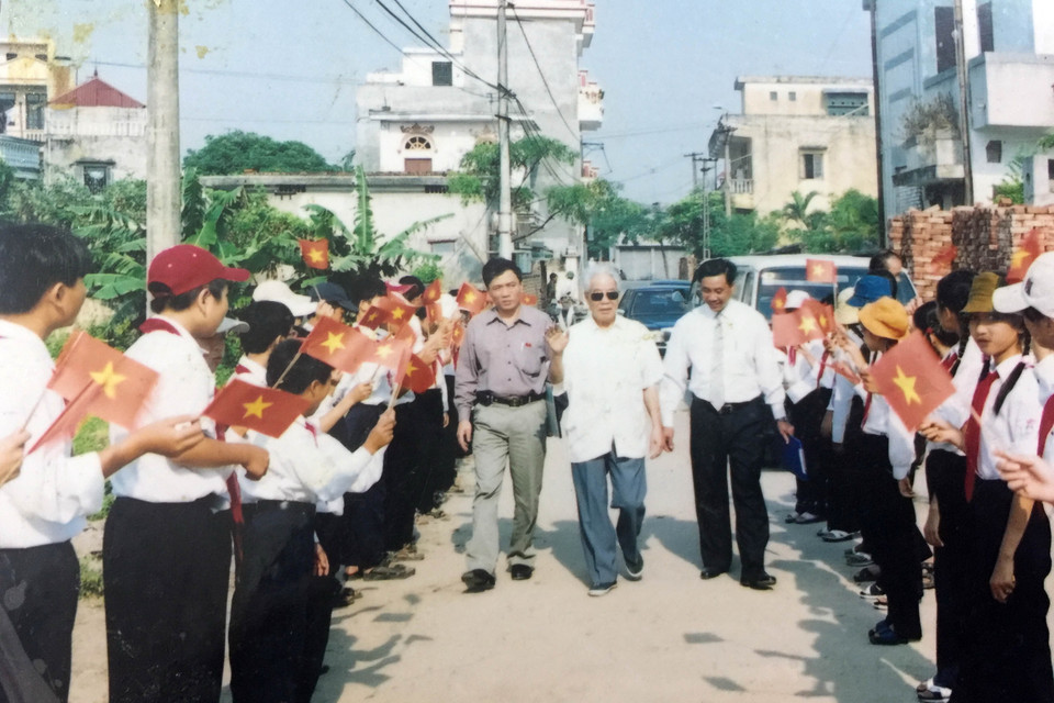 Sinh thời, Nguyên Tổng Bí thư Đỗ Mười luôn quan tâm đến sự nghiệp giáo dục trẻ em. (Ảnh: TTXVN)