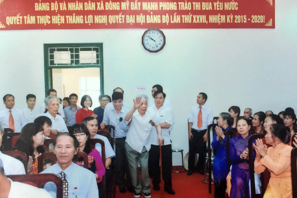 Nguyên Tổng Bí thư Đỗ Mười về dự Lễ kỷ niệm 85 năm thành lập Chi bộ Đông Phù, xã Đông Mỹ, huyện Thanh Trì, Hà Nội (năm 2015).(Ảnh: TTXVN)