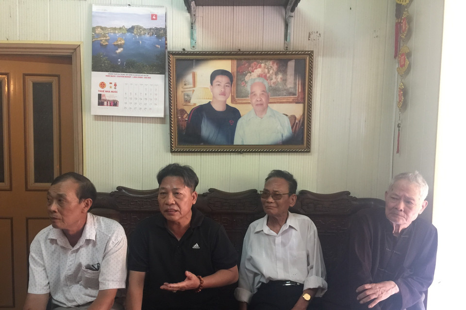 Các con cháu quê hương Đông Mỹ xúc động ôn lại những kỷ niệm về nguyên Tổng Bí thư Đỗ Mười. (Ảnh: Minh Nghĩa/TTXVN)