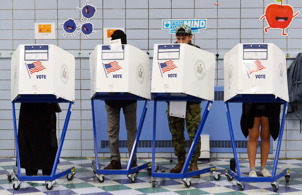 Cử tri Mỹ bỏ phiếu bầu Quốc hội giữa nhiệm kỳ tại điểm bầu cử ở Manhattan, New York. (Ảnh: THX/TTXVN)