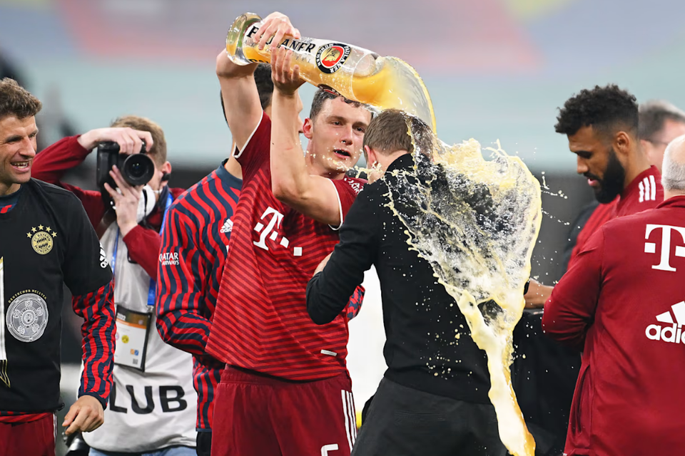 Pavard với màn tắm bia cho HLV Julian Nagelsmann. (Nguồn: FcBayern)