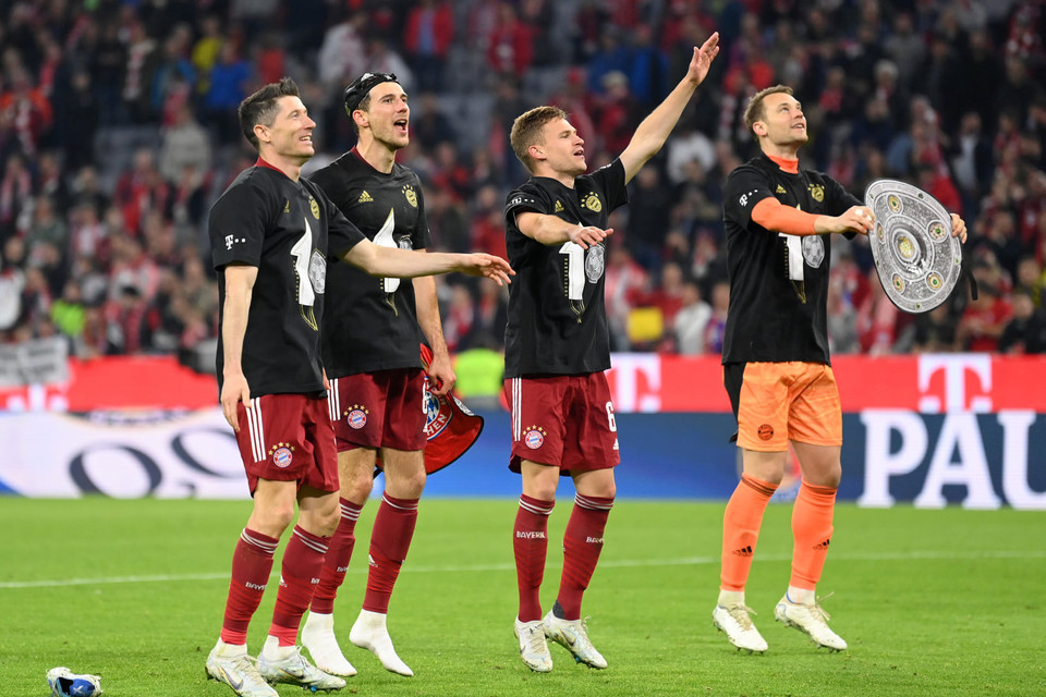 Màn ăn mừng với chiếc đĩa bạc bằng...bìa.(Nguồn: FcBayern)