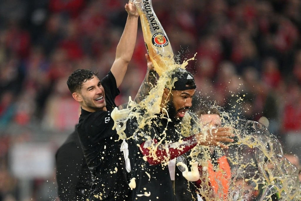 Lucas Hernandez tắm bia cho Choupo-Moting. (Nguồn: FcBayern)