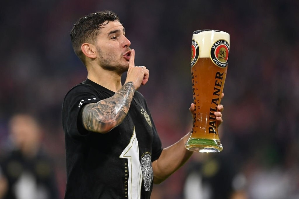 Lucas Hernandez vô cùng hào hứng với tiết mục tắm bia.(Nguồn: FcBayern)