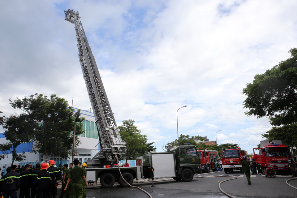 Vụ cháy được khống chế và đang tiếp tục được phun nước dập tắt không để bùng phát trở lại. (Ảnh: Lê Lâm/Vietnam+)