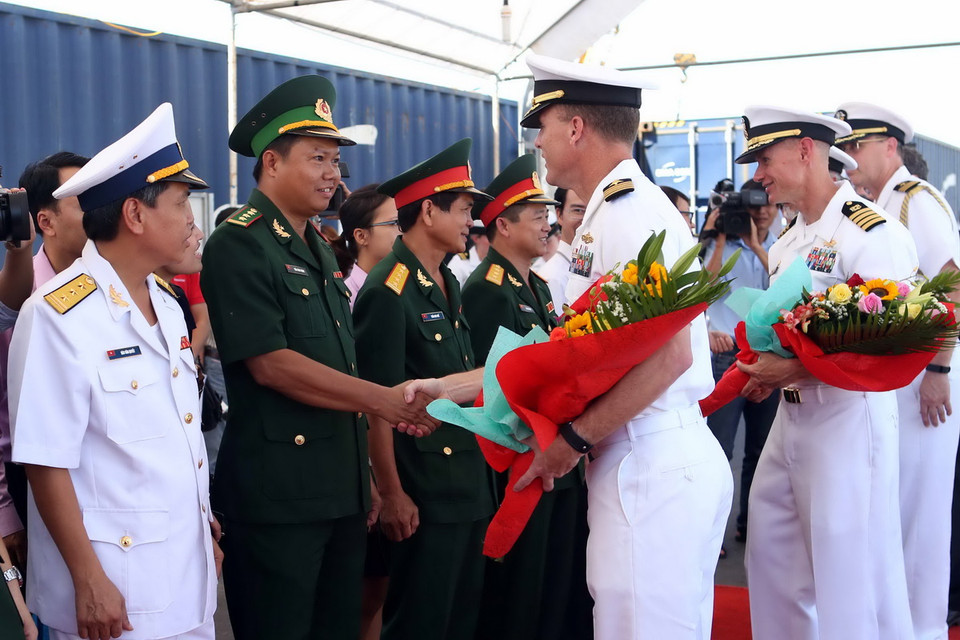 Lễ đón Sỹ quan đội tàu hải quân Hoa Kỳ tại cảng Tiên Sa. (Ảnh: Lê Lâm/TTXVN)