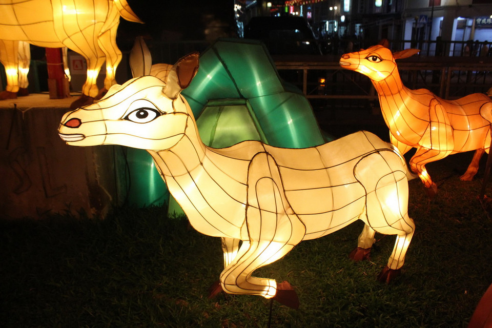  Nhân dịp năm mới, khu vực Chinatown ở Singapore được trang hoàng bởi 338 đèn lồng được tạo hình con dê trong nhiều tư thế. (Ảnh: Lê Hải, Việt Hải)
