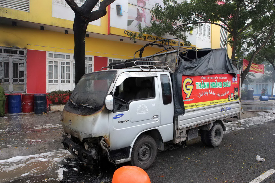 Ôtô và xe máy bị cháy được đưa ra ngoài. (Ảnh: Lê Lâm/Vietnam+)