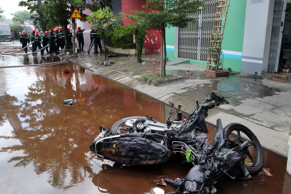 Ôtô và xe máy bị cháy được đưa ra ngoài. (Ảnh: Lê Lâm/Vietnam+)