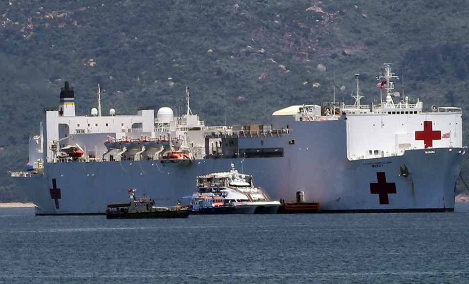Tàu Bệnh viện USNS Mercy neo đậu tại vịnh cảng Tiên Sa. (Ảnh: Lê Lâm/TTXVN)
