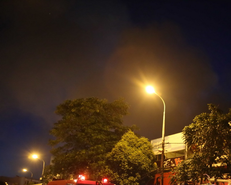 Cột khói đen bốc cao hàng chục mét từ hiện trường vụ cháy. (Ảnh: Trần Lê Lâm/Vietnam+)