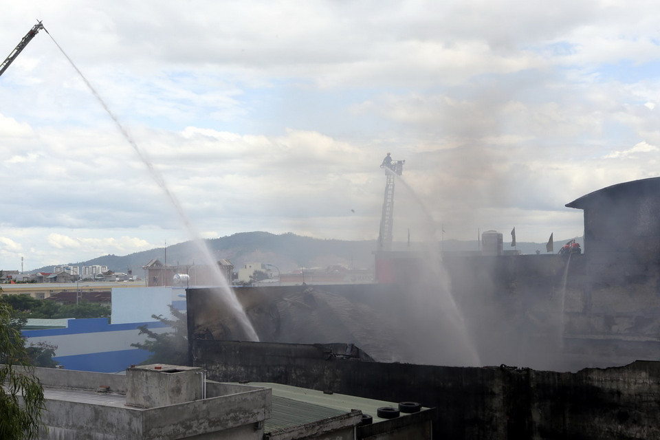 Lực lượng chữa cháy đã khống chế được ngọn lửa. (Ảnh: Lê Lâm/Vietnam+)