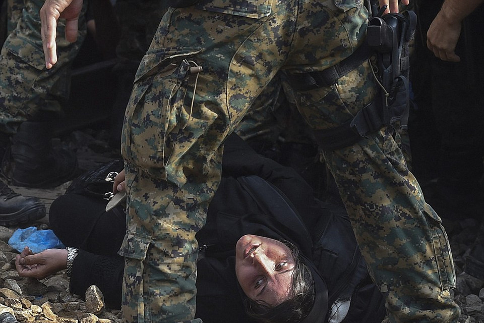 Ảnh mắt kinh hoàng xen lẫn tuyệt vọng của một người phụ nữ. (EPA)