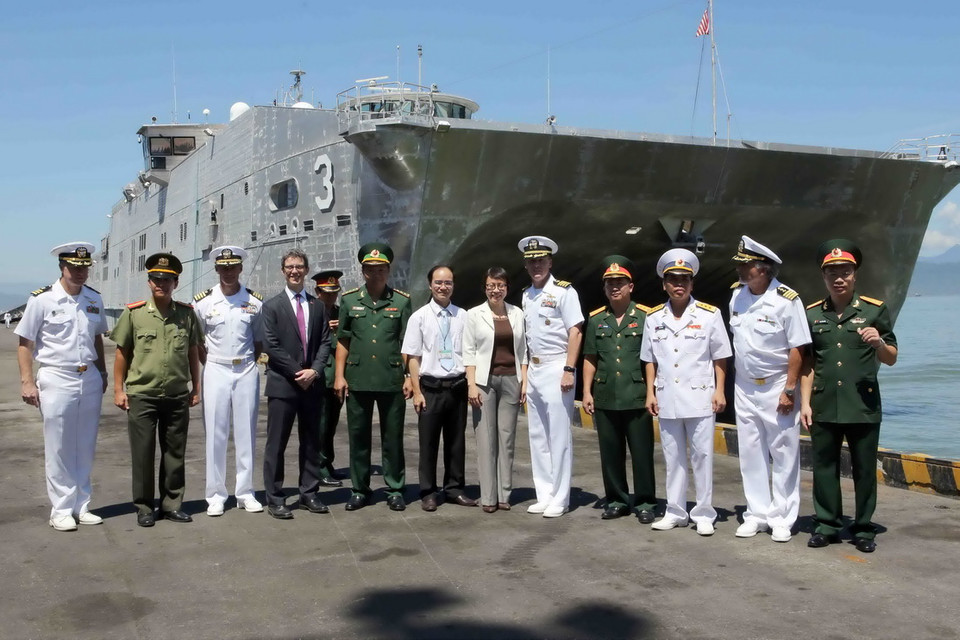 Sỹ quan đội tàu Hoa Kỳ và đại diện lãnh đạo thành phố Đà Nẵng tại lễ đón ở cảng Tiên Sa. (Ảnh: Lê Lâm/TTXVN)