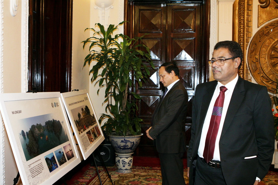  Các đại biểu tại triển lãm. (Ảnh: Nguyên Dân/TTXVN)