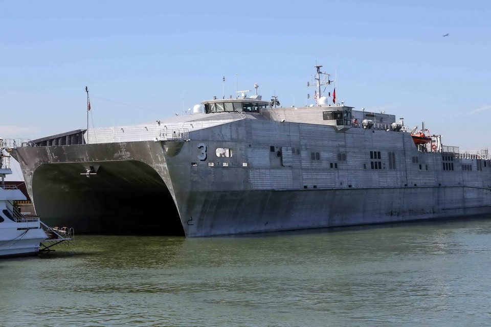 Tàu USNS Millinocket neo đậu tại cảng Tiên Sa. (Ảnh: Lê Lâm/TTXVN)