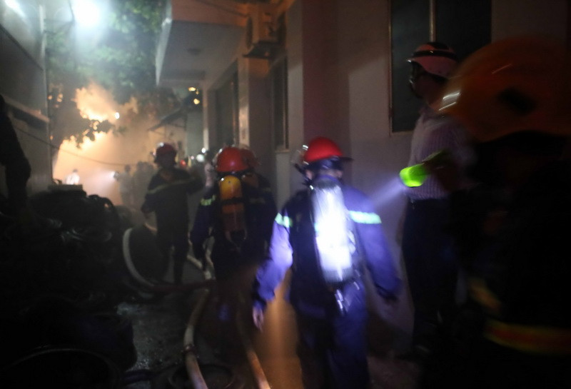 Lực lượng cứu hỏa tiếp cận hiện trường dập lửa. (Ảnh: Trần Lê Lâm/Vietnam+)