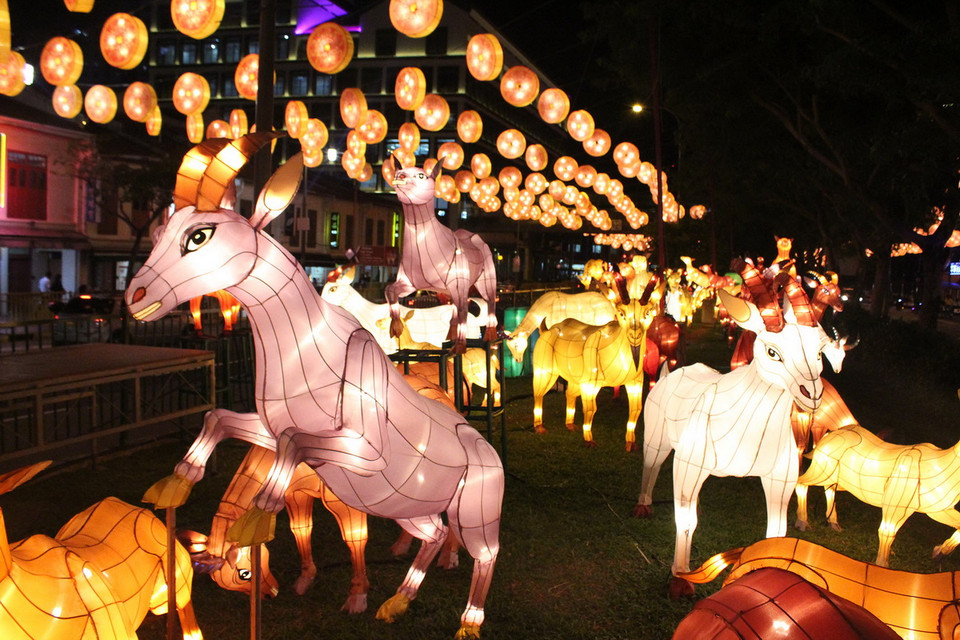 Năm nay số lượng đèn hình xu vàng treo ở Chinatown của Singapore nhiều kỷ lục, với 1.500 đèn. Mỗi đèn nặng 5kg. (Ảnh: Lê Hải, Việt Hải)