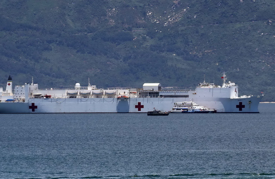 Tàu Bệnh viện USNS Mercy neo đậu tại vịnh cảng Tiên Sa. (Ảnh: Lê Lâm/TTXVN)